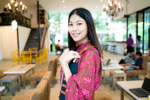 Ευτυχής Ιδιοκτήτης Επιχείρησης Γυναίκα Στέκεται Καφετέρια Μικρή Επιχείρηση Φόντο Τον — Φωτογραφία Αρχείου