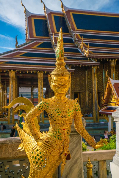 Statua Angelo Gigante Dorato Stand Nel Tempio Smeraldo Buddha Bangkok — Foto Stock
