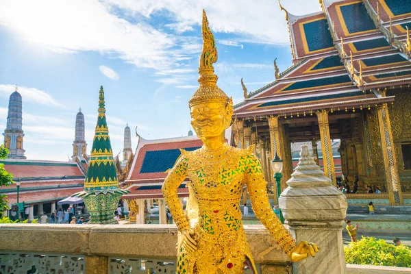 Statue Ange Géant Doré Debout Dans Temple Bouddha Émeraude Bangkok — Photo