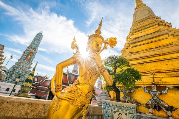 Statue Ange Géant Doré Debout Dans Temple Bouddha Émeraude Bangkok — Photo