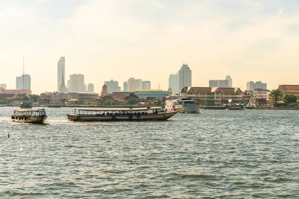 Reizen Boot Chao Phra Rivier Achtergrond Met Tempel Van Dageraad — Stockfoto