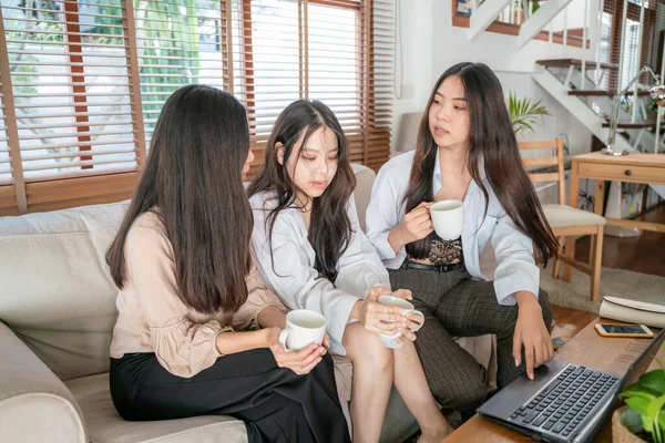 Colega Equipe Mulheres Negócios Trabalhando Computador Portátil Com Bebida Café — Fotografia de Stock