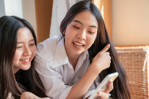 Grupo Amigos Mulheres Felizes Usando Aplicativos Smartphone Para Fazer Compras — Fotografia de Stock