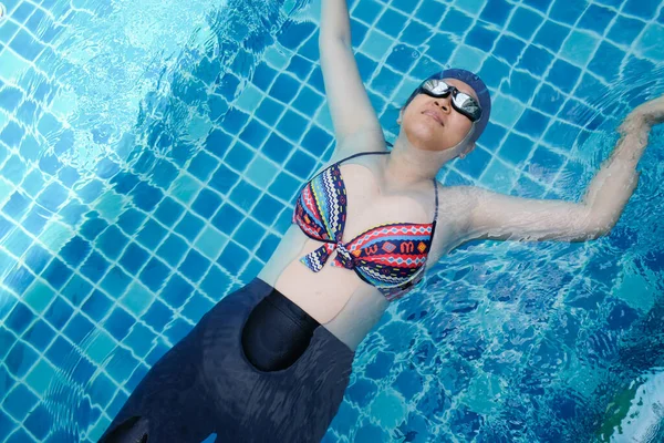 Mulheres Grávidas Felizes Relaxam Nadando Exercício Piscina Livre — Fotografia de Stock