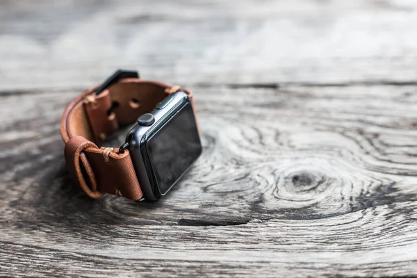 Lederen Bruine Horlogebandje Met Smartwatch Vakmanschap Houten Ondergrond — Stockfoto