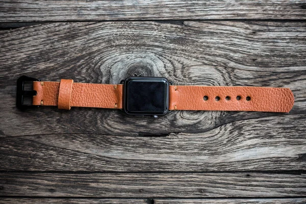 Lederen Bruine Horlogebandje Met Smartwatch Vakmanschap Houten Ondergrond — Stockfoto