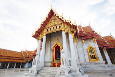 Mermer Buda tapınağı Bangkok Tayland 'ı geziyor.
