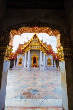 Mermer Buda tapınağı Bangkok Tayland 'ı geziyor.
