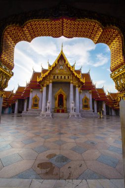 Mermer Buda tapınağı Bangkok Tayland 'ı geziyor.
