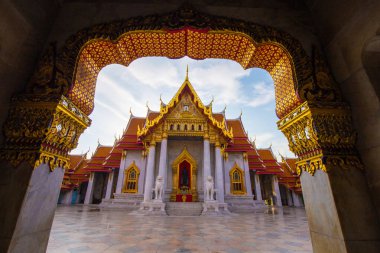 Bangkok, Tayland 'daki Mermer Tapınak' ın mavi gökyüzü bulutlu Wat Benchamabophit tapınağı