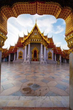 Bangkok, Tayland 'daki Mermer Tapınak' ın mavi gökyüzü bulutlu Wat Benchamabophit tapınağı