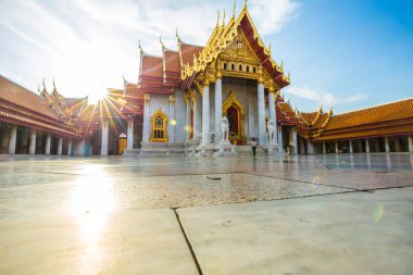 Bangkok, Tayland 'daki Mermer Tapınak' ın mavi gökyüzü bulutlu Wat Benchamabophit tapınağı