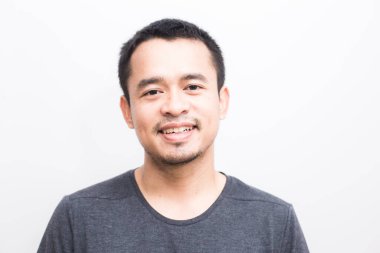 Beyaz arka planda gülümseyen gözlüklü yakışıklı hippi.