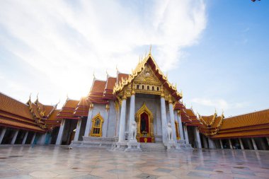 Bangkok, Tayland 'daki Mermer Tapınak' ın mavi gökyüzü bulutlu Wat Benchamabophit tapınağı