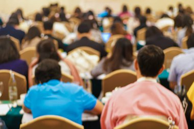 Soyut, kapalı alan insanları semineri otel toplantı odasında bulanıklaştı.