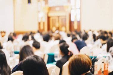 Soyut, kapalı alan insanları semineri otel toplantı odasında bulanıklaştı.