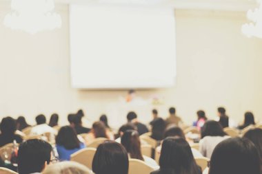Soyut, kapalı alan insanları semineri otel toplantı odasında bulanıklaştı.