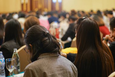 Soyut, kapalı alan insanları semineri otel toplantı odasında bulanıklaştı.