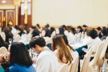 Soyut, kapalı alan insanları semineri otel toplantı odasında bulanıklaştı.