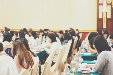 Soyut, kapalı alan insanları semineri otel toplantı odasında bulanıklaştı.