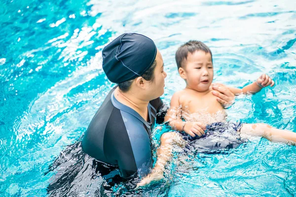 Mamma Med Förskola Sol Simma Condominium Swimmingpool Utomhus Aktivitet Praxis — Stockfoto