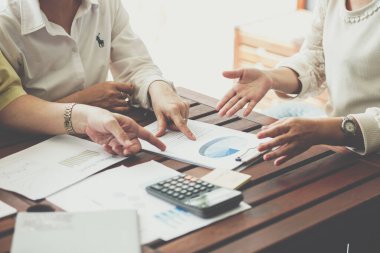 İş kadını iş planını hesap makinesi ve grafik beyin fırtınası konseptiyle sundu