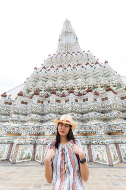 Güzel Asyalı kadınlar Budist tapınağında tek başlarına Bangkok Tayland 'a seyahat ediyorlar.