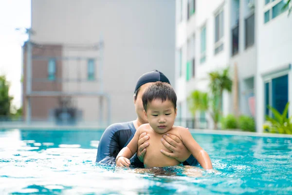 Mãe Com Sol Pré Escolar Nadar Piscina Condomínio Prática Atividade — Fotografia de Stock