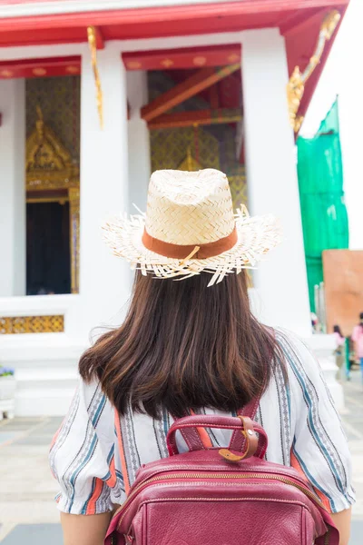 Mulheres Asiáticas Bonitas Viajam Budista Templo Mochila Solo Viagem Bangkok — Fotografia de Stock