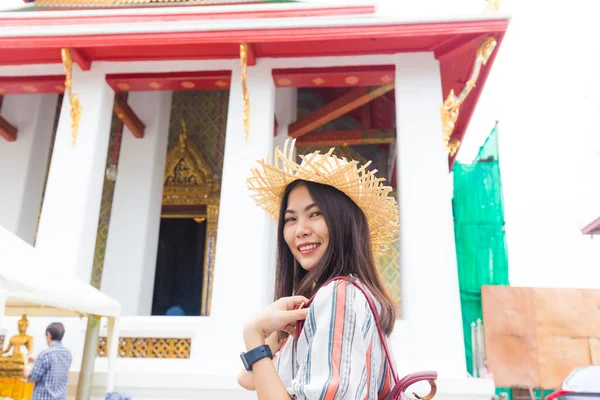 Beautiful Asian Women Travel Buddhist Temple Backpack Solo Travel Bangkok — Stock Photo, Image