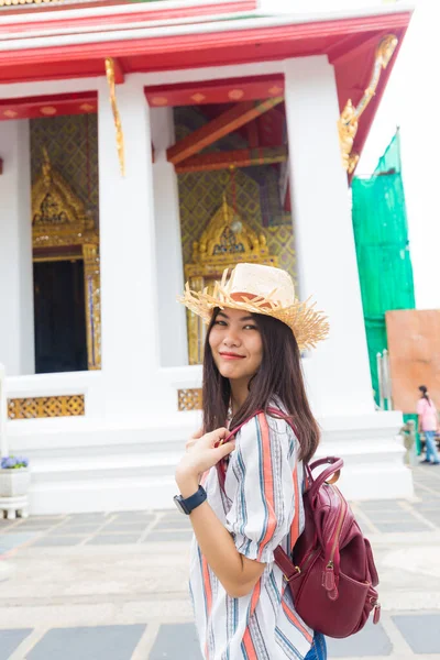 Vackra Asiatiska Kvinnor Reser Buddisttempel Ryggsäck Solo Resor Bangkok Thailand — Stockfoto