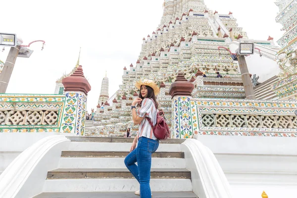 在泰国曼谷 美丽的亚洲女人坐着佛教寺庙的背包旅行 — 图库照片