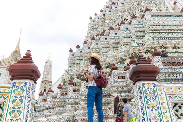 Mulheres Asiáticas Bonitas Viajam Budista Templo Mochila Solo Viagem Bangkok — Fotografia de Stock