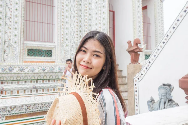 Belle Donne Asiatiche Viaggiano Buddista Tempio Zaino Solitaria Viaggio Bangkok — Foto Stock