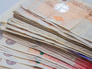 İngiltere 'nin GPB parası beyaz zemin üzerinde katlanır, İngiltere' nin büyük faturası