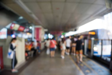 Bulanık insanlar BTS gökyüzü tren istasyonunda gündüz vakti hareket ediyor