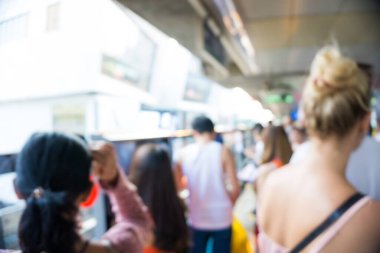 Bulanık insanlar BTS gökyüzü tren istasyonunda gündüz vakti hareket ediyor