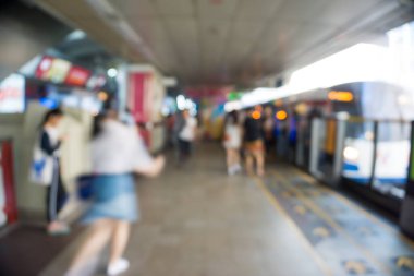 Bulanık insanlar BTS gökyüzü tren istasyonunda gündüz vakti hareket ediyor