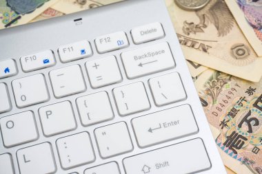 Bilgisayar klavyeli Japonca fatura, iş teknolojisi konsepti