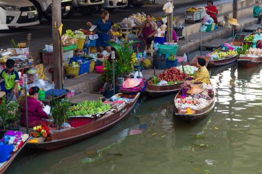 DAMNOEN SADUAK, THAILAND - 20 Mart 2016 'da DAMNOEN SADUAK, THAILAND' da renkli meyve, sebze ve Tayland mutfağı yüklü ahşap teknelerin yer aldığı Damnoen Saduak Yüzen Pazarı