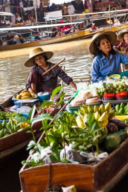 DAMNOEN SADUAK, THAILAND - 20 Mart 2016 'da DAMNOEN SADUAK, THAILAND' da renkli meyve, sebze ve Tayland mutfağı yüklü ahşap teknelerin yer aldığı Damnoen Saduak Yüzen Pazarı