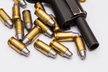 .45 ACP tabancası, beyaz arka planda metal kurşun kaplama kurşun kol kavramı.