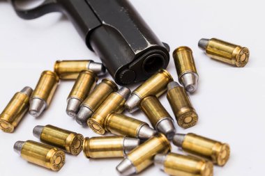 .45 ACP tabancası, beyaz arka planda metal kurşun kaplama kurşun kol kavramı.