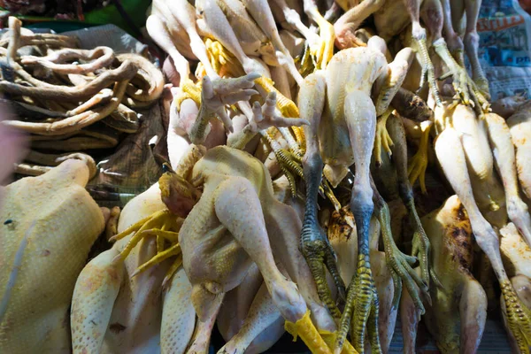 Rohes Traditionelles Bio Huhn Auf Dem Lokalen Lebensmittelmarkt Lebensmittelzutat — Stockfoto