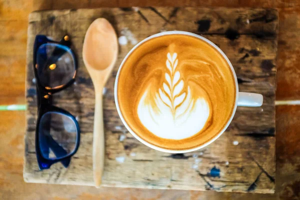 Kawa Latte Art Teksturą Drzewa Tle Drewnianego Stołu — Zdjęcie stockowe