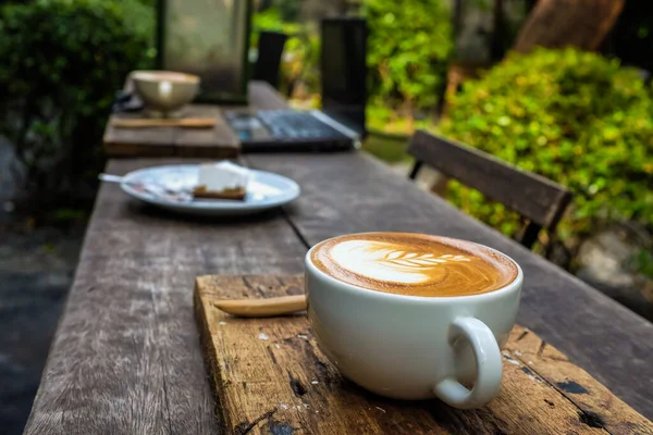 Café Latte Art Avec Texture Arbre Sur Fond Table Bois — Photo