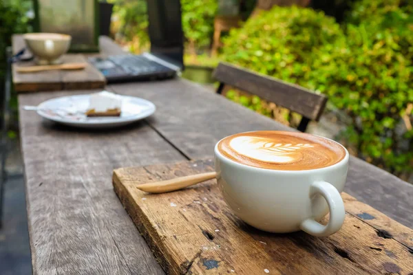 Café Latte Art Avec Texture Arbre Sur Fond Table Bois — Photo