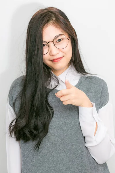 Закрыть Счастливые Молодые Азиатские Женщины Носить Очки Уютной Комнате Портрет — стоковое фото