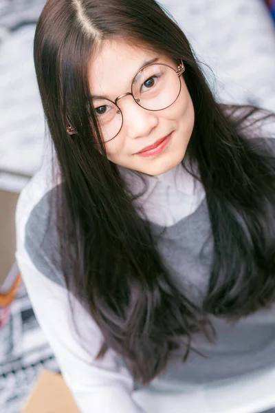 Porträt Asiatischer Schöner Frauen Auf Dem Bett Gemütlichen Zimmer Lächelnde — Stockfoto