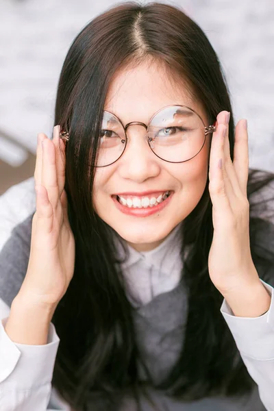 방에서 미소짓는 아시아인 여인들의 — 스톡 사진